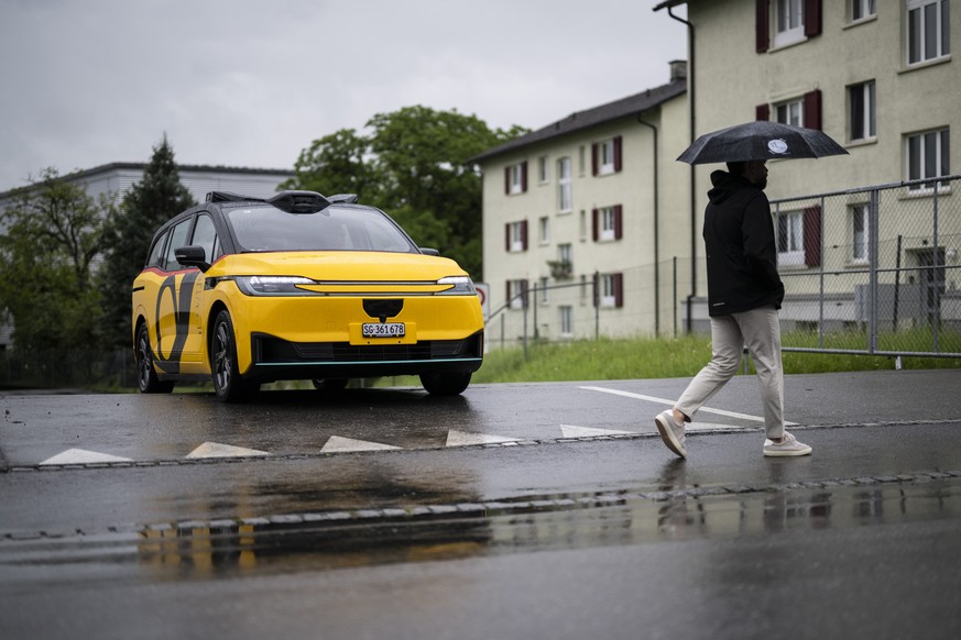 KEYPIX - Der selbstfahrende AmiGo von Postauto Schweiz, aufgenommen auf der Testrecke nach einer Medienkonferenz zum Projektstand, am Freitag, 12. Juni 2026, in Altstaetten. Das Fahrzeug wird von der  ...
