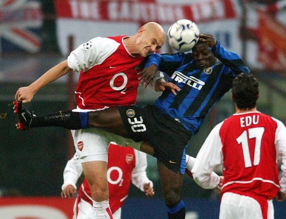 Pascal Cygan (à gauche) au duel avec le joueur de l'Inter Milan Obafemi Martins lors d'un match de Champions League en novembre 2003.
