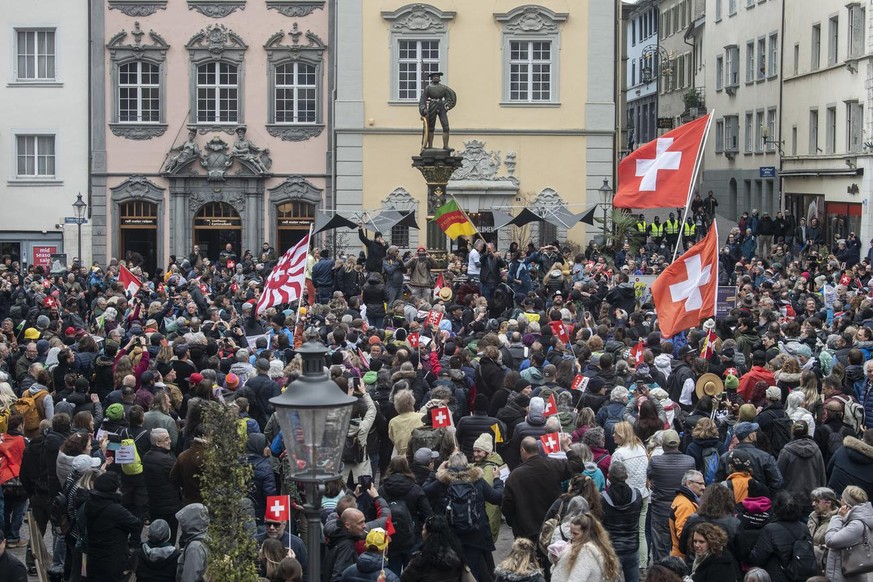 Corona-Skeptiker bewegen sich bei einem nicht bewilligten Demonstrationsumzug gegen die Corona-Massnahmen und Maskenpflicht durch Schaffhausen, aufgenommen am Samstag, 17. April 2021. (KEYSTONE/Ennio  ...