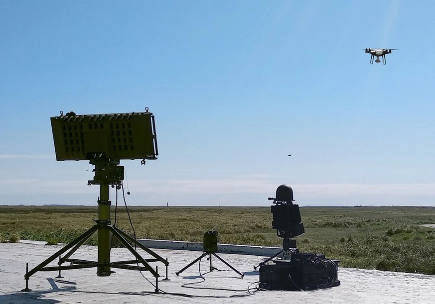 Le système «Drone Guard» en action. Il est capable d'identifier et de neutraliser les drones suspects à proximité des aéroports. (Photo d'archive)