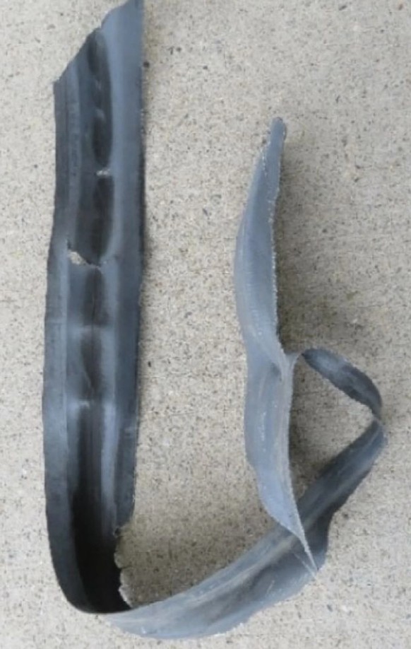 Un manchon d'étanchéité fortement endommagé.