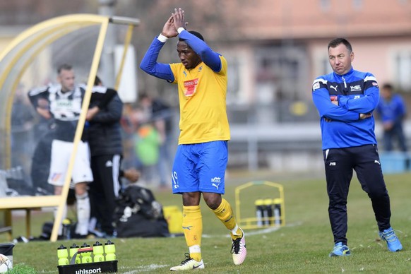 Eric Djemba-Djemba saluant la West Stand d'Old Tra... euuhhhh non, la buvette du FC Vallorbe-Ballaigues.