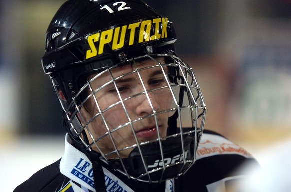 Der 17-jaehrige Andrei Bykov, Sohn von Gotteron-Spielerlegende Slawa Bykow (45), feiert seinen NLA-Einstand, beim Eishockey Meisterschaftsspiel der Nationalliga A zwischen dem HC Fribourg Gotteron und ...