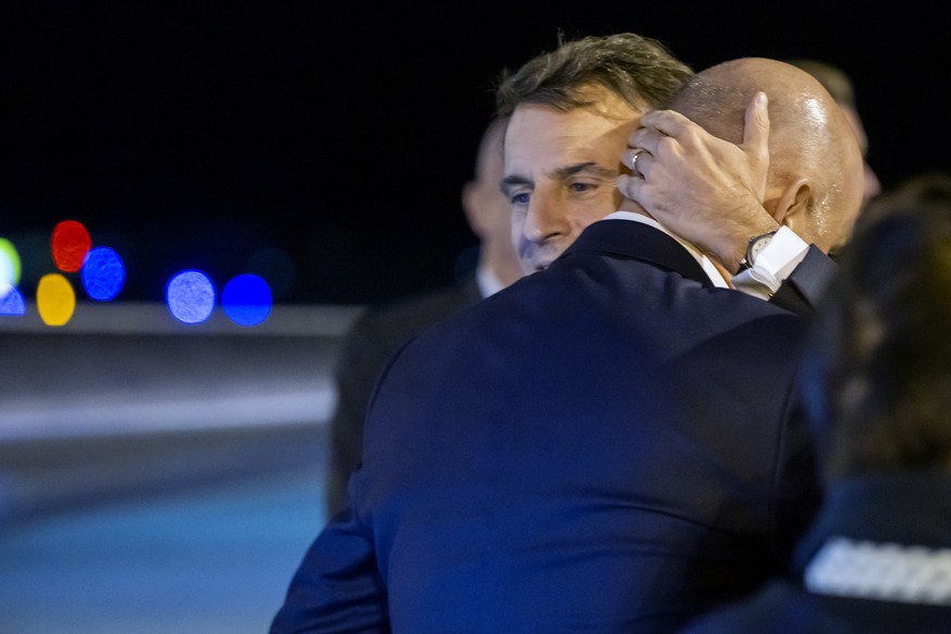Alain Berset et Emmanuel Macron s'embrassent chaleureusement sur le tarmac de l'aéroport de Genève.