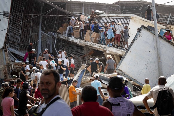 epaselect epa13064831 People loot a store in Catia La Mar, Venezuela, 25 June 2026. Two earthquakes of magnitude 7.2 and 7.5 struck Venezuela on 24 June, according to the US Geological Survey (USGS).  ...