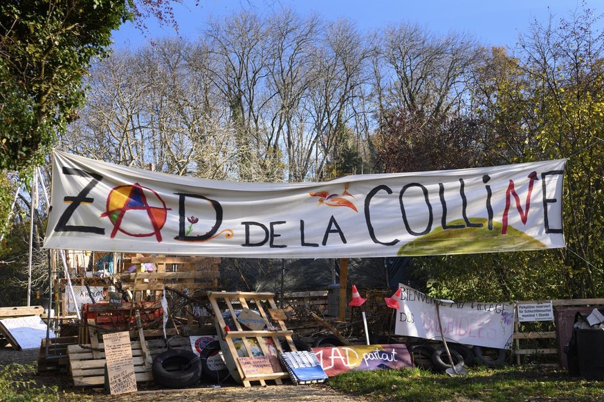 Les installations de la ZAD de la Colline (Zone A Defendre) qui s'est installee par des militants ecologistes en bout de carriere sur le plateau de la Birette proche de la carriere du Mormont exp ...