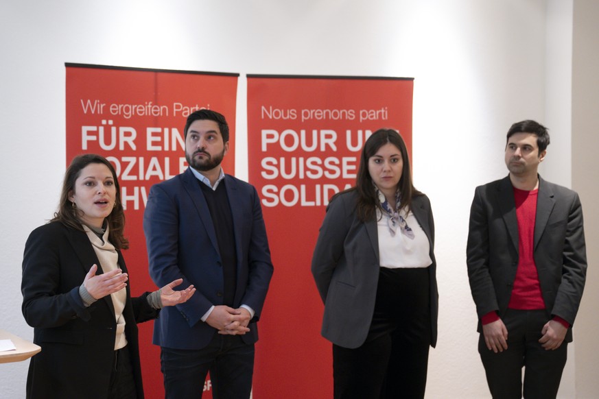 Co-Praesidentin Mattea Meyer, SP-ZH, Co-Parteipraesident Cedric Wermuth, SP-AG, Nationalraetin Samira Marti, SP-BL, und Nationalrat Samuel Bendahan, SP-VD, von links, sprechen beim Jahresauftakt-Apero ...