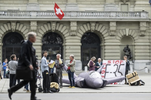 KEYPIX - Der Filmproduzent Daniel Kuenzi, rechts, und der Aktivist Paolo Gilardi, 2. von links, sprechen zu Medienleuten neben einem aufblasbaren Modell eines F-35 Kampfjets, hergestellt in China, zum ...