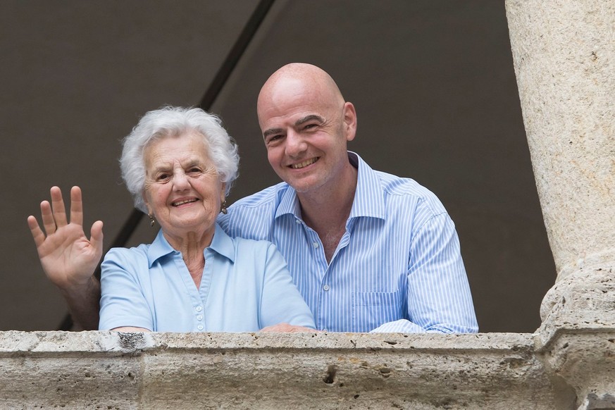 Gianni Infantino pose avec sa mère Maria.