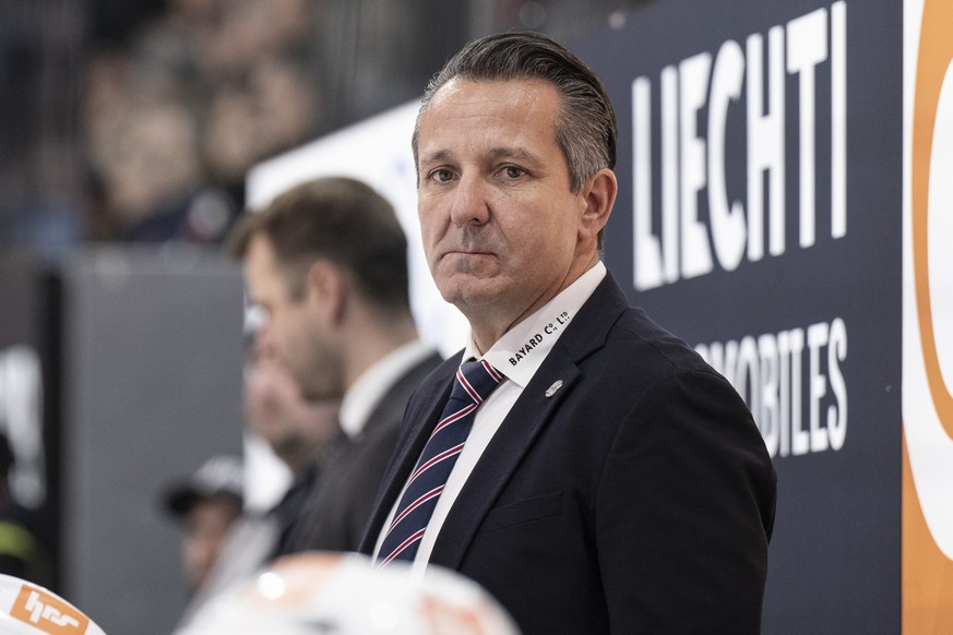 Head Coach Marco Bayer (ZSC) im Spiel der Eishockey National League zwischen Fribourg-Gotteron, HCFG, und ZSC Lions, ZSC, vom Freitag, 3. Januar 2025 in Bcf Arena in Fribourg. (KEYSTONE/Peter Schneide ...