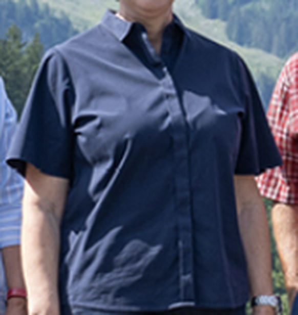 Une petite voix me glisse dans l'oreillette que cette chemise ne met pas sa poitrine en valeur. Je ne me prononcerai pas.