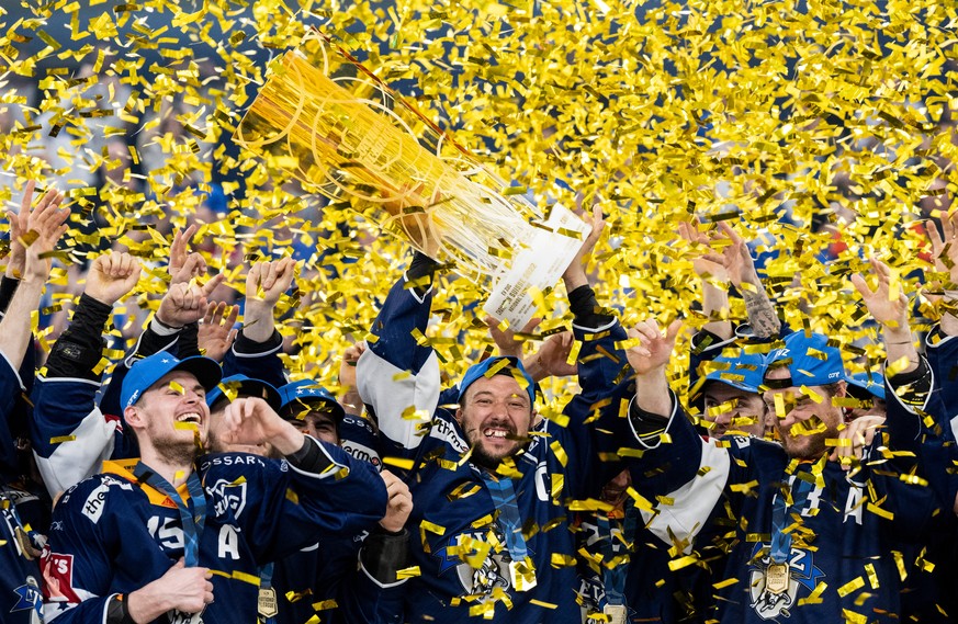 EV Zug-Captain Jan Kovar jubelt mit dem Pokal nach dem Sieg im siebten Eishockey Playoff-Finalspiel der National League zwischen dem EV Zug und den ZSC Lions, am Sonntag, 1. Mai 2022, in der Bossard A ...