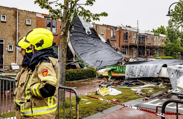 Le personnel des services d&#039;urgence se tient près d&#039;un bâtiment endommagé par une tornade à Zierikzee, Pays-Bas, le 27 juin 2022. Selon les autorités de la province de Zélande, une personne  ...