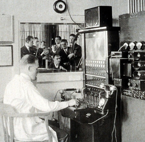 Enregistrement d'un concert dans le studio de la coopérative radiophonique de Zurich, vers 1925.