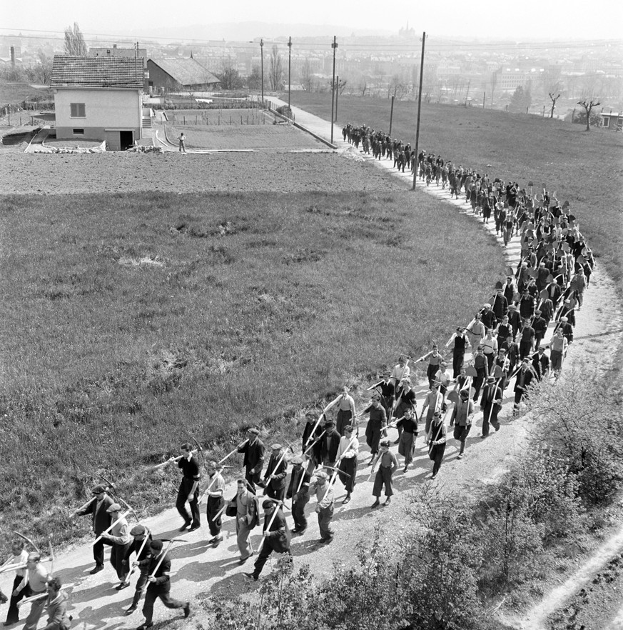 Volunteers march to the countryside for an assignment during the &amp;quot;Anbauschlacht&amp;quot;, the Swiss war-time farming approach, pictured on July 12, 1941. (KEYSTONE/PHOTOPRESS-ARCHIV/Str) 

F ...