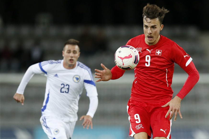 Der Schweizer Haris Tabakovic, rechts, und Bosniens Marin Popovic im U21 EM-Qualifikationsspiel zwischen der Schweiz und Bosnien-Herzegowina am Donnerstag 8. Oktober 2015 in der Tissot Arena in Biel.  ...