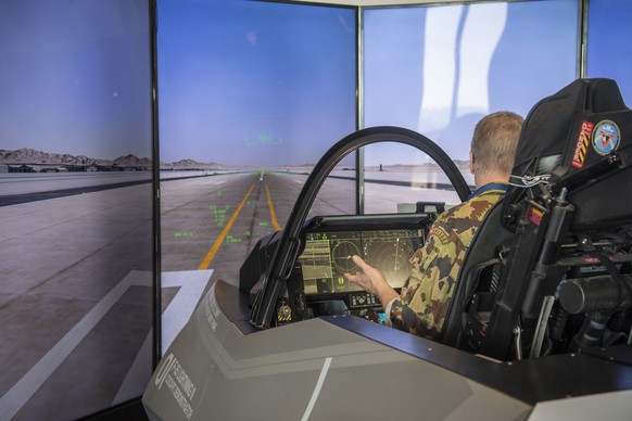 Ein Simulator eines Kampfflugzeugs des Typ F-35A steht auf dem Flugplatz Emmen anlaesslich des Medienanlasses &quot;Armeebotschaft 2022&quot; der Schweizer Luftwaffe zum Kampfflugzeug F-35A und zu and ...