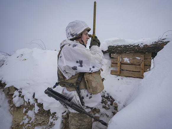 Un soldat ukrainien surveille la ligne de d�marcation pr�s de Lougansk, alors que quelque 100&#039;000 militaires russes campent � la fronti�re ukrainienne avec leurs blind�s depuis la fin 2021.