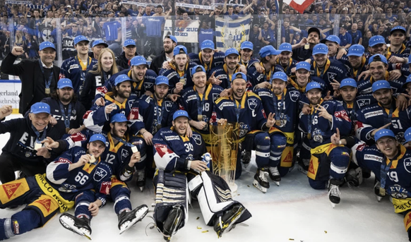 Les Zougois ont posé avec le trophée devant leur public.