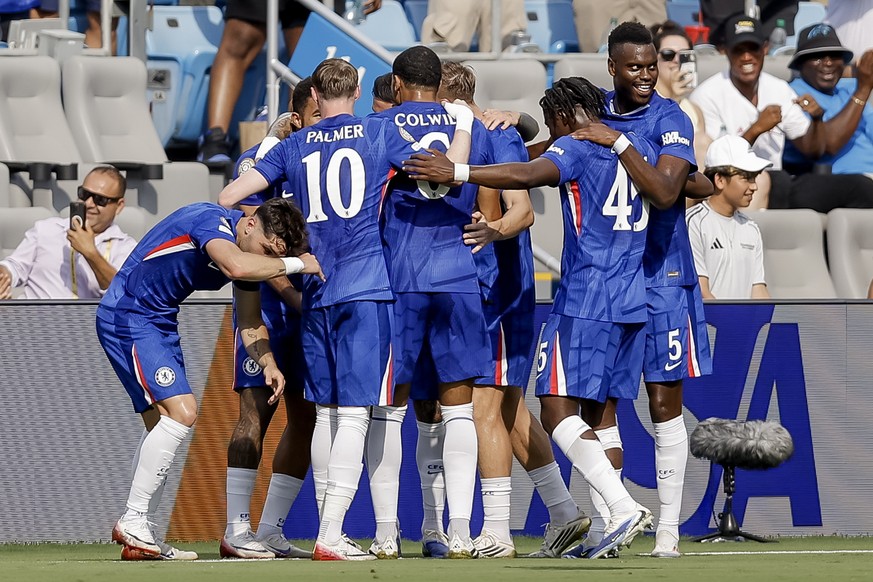 epa12203696 Reece James (2-L, partially seen) of Chelsea celebrates with his teammates after scoring the 1-0 goal during the FIFA Club World Cup 2025 match between SL Benfica and Chelsea FC in Charlot ...