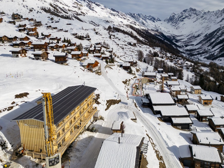 Situé à 1970 mètres d'altitude, le bâtiment rectiligne trouve sa place à proximité de la télécabine de Lauchernalp et au pied des pistes de ski. La station surplombe le village de Wiler et la val ...