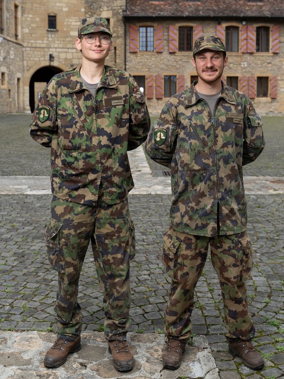 Les deux Suisses de l&#039;étranger devant la caserne de Colombier.