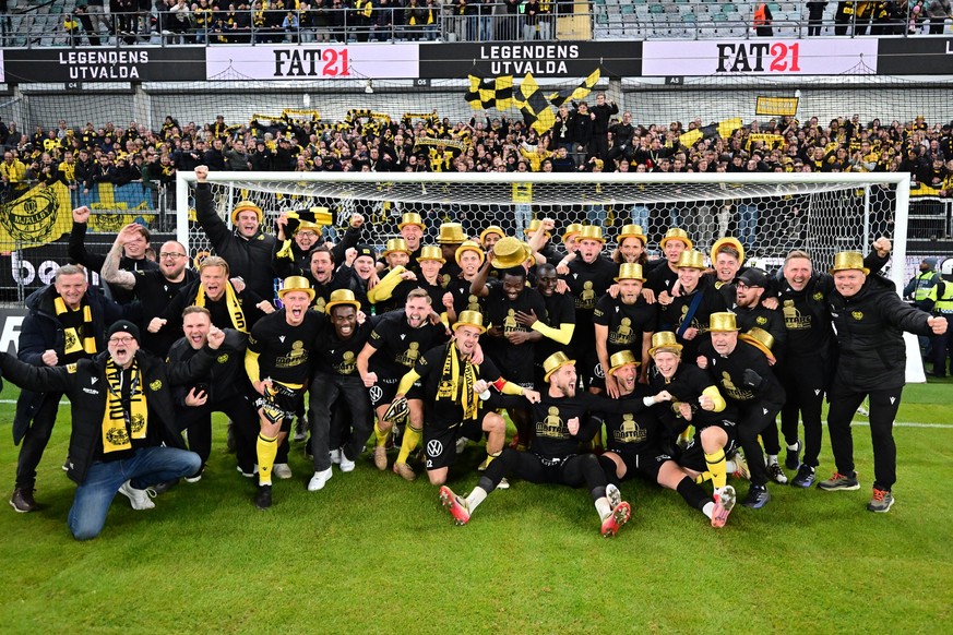 epa12468502 Mjallby players celebrate after winning the Swedish Championship in the Allsvenskan soccer match between IFK Goteborg and Mjallby AIF in Gothenburg, Sweden, 20 October 2025. EPA/Bjorn Lars ...