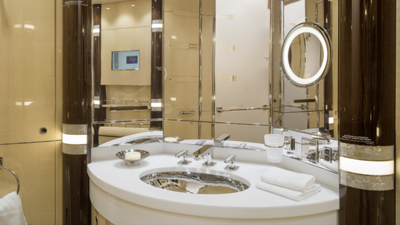 L&#039;intérieur de l&#039;avion a été conçu par le célèbre cabinet de design d&#039;intérieur français Alberto Pinto Cabinet.