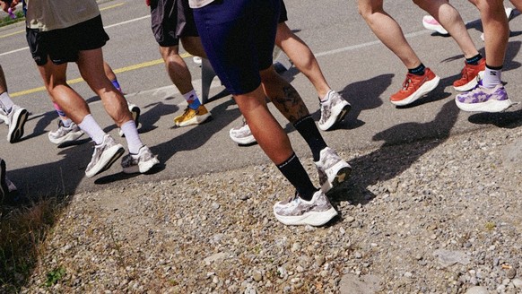 Avec son Aero Glide 4 Grvl, Salomon a tenté de trouver un compromis entre chaussures de trail et chaussures à plaque carbone.