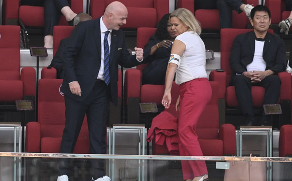 La ministre allemande Nancy Faeser montre son brassard One Love à Gianni Infantino, président de la FIFA