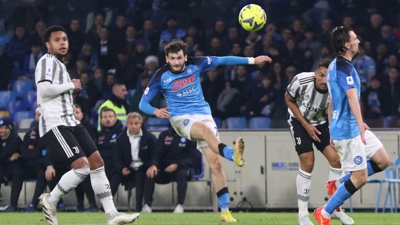 epa10403777 Napoli&#039;s midfielder Khvicha Kvaratskhelia (C) in action during the Italian Serie A soccer match SSC Napoli vs Juventus FC in Naples, Italy, 13 January 2023. EPA/CESARE ABBATE