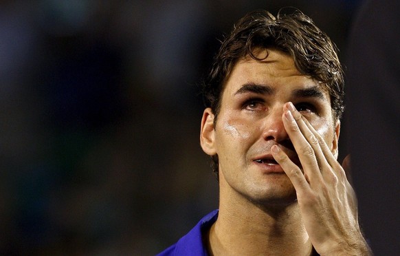 epa01621180 Swiss Roger Federer cries after he lost the men's final match against Spanish Rafael Nadal at the Australian Open tennis tournament in Melbourne, Australia, 01 February 2009. EPA/OLIV ...