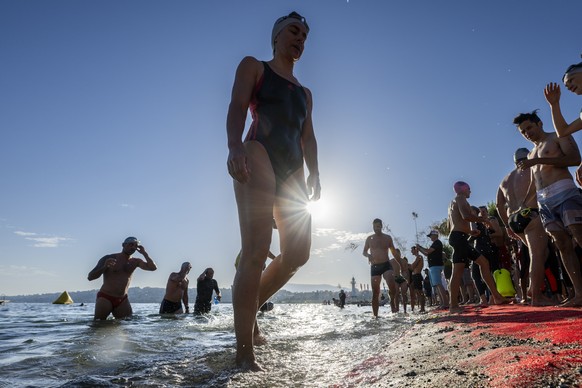 Environ 1200 Nageurs auront participes a la 7eme edition de la Traversee du Lac (rade) a la nage entre Geneve-Plage et les Bains des Paquis, pour une distance de 1800 metres en eau libre, ce dimanche  ...