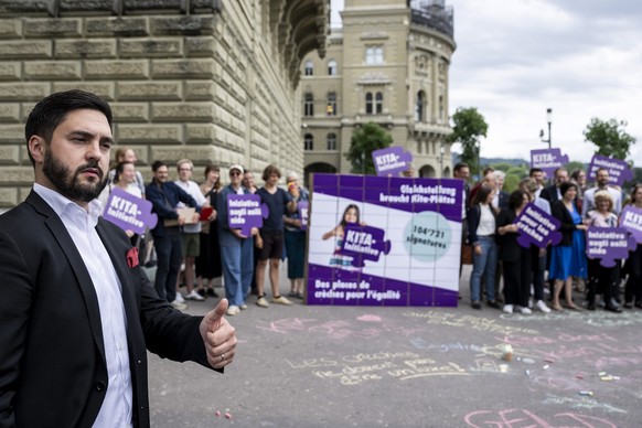 Die SP Schweiz mit Co-Praesident Cedric Wermuth und Allianzpartner reichen die Kita-Initiative fuer genuegend bezahlbare Kita Plaetze ein, am Mittwoch, 5. Juli 2023, in Bern. Es wurden knapp 105 000 U ...