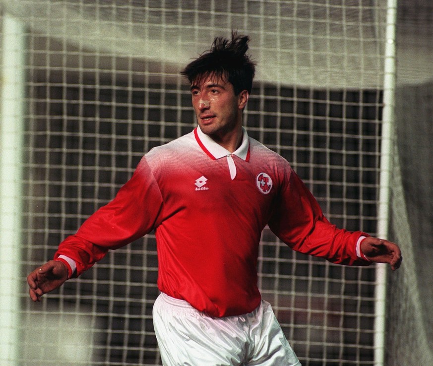 Murat Yakin vor dem Tornetz im WM-Qualifikationsspiel gegen Finnland am 6. Oktober 1996. (Keystone/Archivbild)