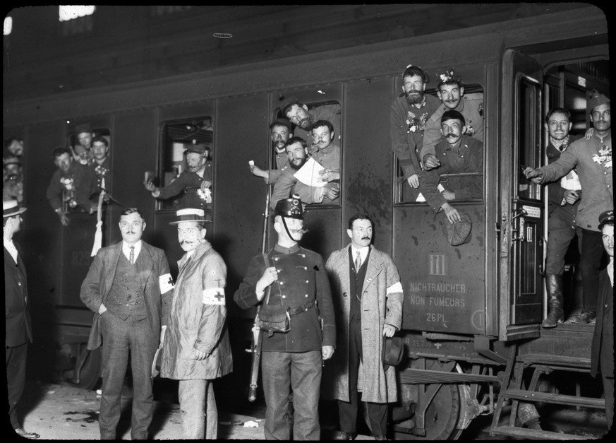 Franzoesische Kriegsverletzte passieren in einem Nichtraucher-Wagen der SBB der dritten Klasse, begleitet von Angehoerigen des roten Kreuzes und einem Soldaten der Schweizer Armee im Jahr 1915 des Ers ...