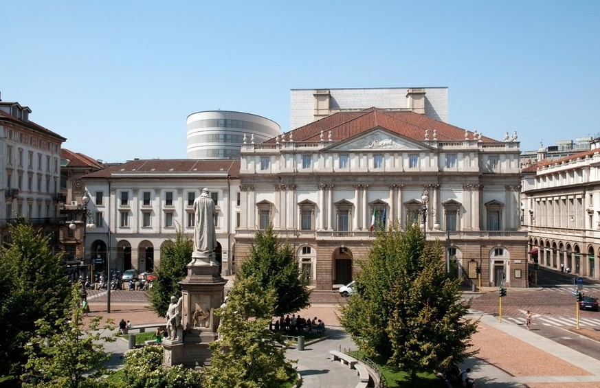 Le Teatro alla Scala à Milan, Italie. La Scala (italienne : Teatro alla Scala), est un opéra de renommée mondiale à Milan, en Italie. Le théâtre fut inauguré le 3 août 1778.