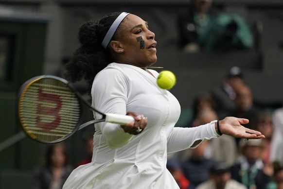 Heureusement pour Serena Williams, les organisateurs de Wimbledon n'ont pas été trop tatillons avec la couleur de son pansement.