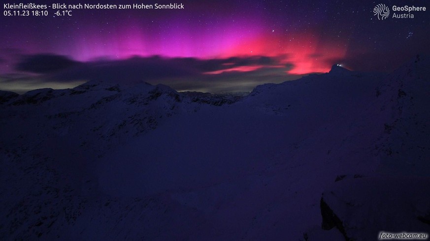 Des aurores boréales ont éclairé le ciel au-dessus des Alpes dans la nuit de dimanche à lundi.