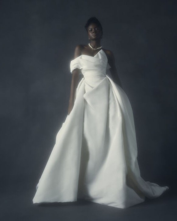 Cette silhouette structurée, avec ses lignes épurées et ses drapés tombant sur les épaules, serait parfaite pour Taylor.