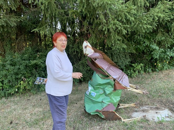 Liuba Kirova devant une partie de la sculpture vandalisée «Le troupeau», de la Bulgare Siana Mamyanova.