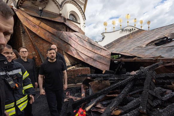 Le président ukrainien Volodymyr Zelensky (au centre) au milieu des décombres, aux côtés de la Première ministre Ioulia Svyrydenko, après une attaque de drones russes contre Kiev, à la mi-juin.