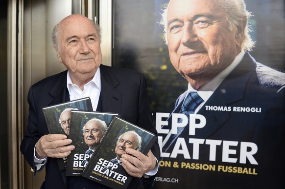 Der ehemalige FIFA Praesident Sepp Blatter praesentiert sein Buch &quot; Sepp Blatter - Mission und Passion Fussball&quot; in Zuerich am Donnerstag, 21. April 2016. (KEYSTONE/Walter Bieri)....Former F ...