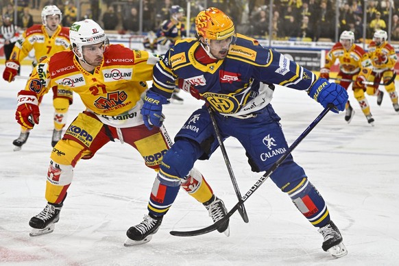 Der Bieler Yannick Rathgeb, inks, gegen den Davoser PostFinance Top Scorer Matej Stransky, im Eishockey-Qualifikationsspiel der National League zwischen dem HC Davos und dem EHC Biel, am Dienstag, 29. ...