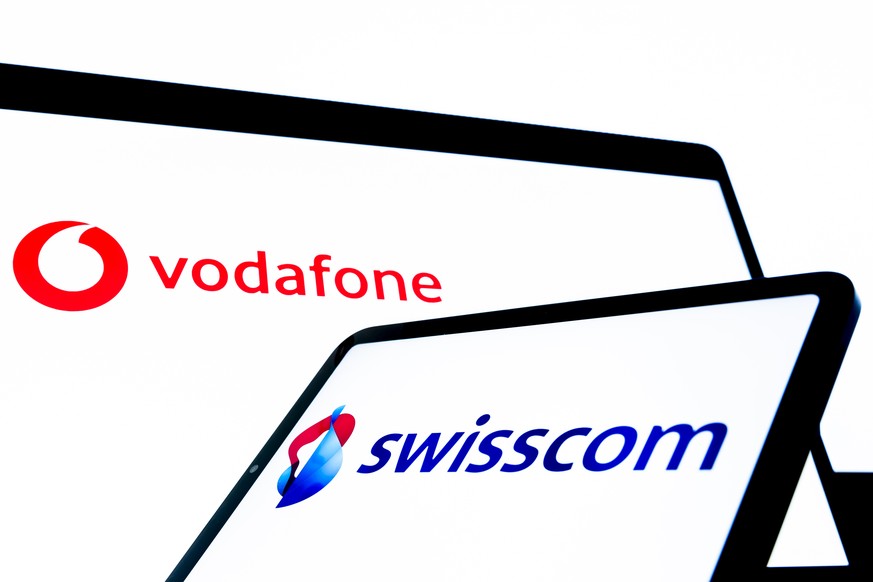 Die Logos des Schweizer Telekomkonzerns Swisscom und des Italienischen Telekomanbieters Vodafone Italia sind in diesem Illustrationsbild aufgenommen von Bildschirmen zu sehen, am Freitag, 15. Maerz 20 ...