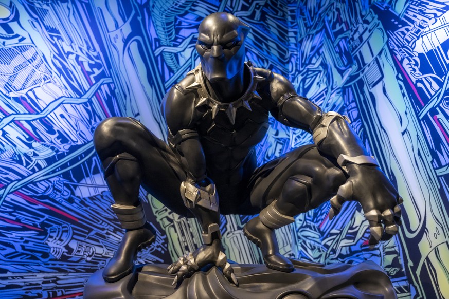 Black Panther in der Ausstellung Marvel: Universe of Super Heroes, in Basel, am Donnerstag, 21. Maerz 2024. In der Ausstellung sind Originalzeichnungen, echte Kostueme, Requisiten aus Hollywood, begeh ...