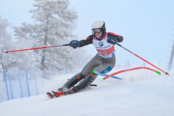 epa10314057 Lara Colturi of Albania in action during the first run of the Women&#039;s Slalom race at the FIS Alpine Skiing World Cup in Levi, Finland, 19 November 2022. EPA/KIMMO BRANDT