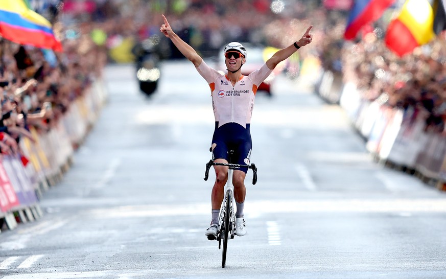 epa10787800 Mathieu van der Poel of the Netherlands wins the Men&#039;s Elite Road Race at the UCI Cycling World Championships 2023 in Glasgow, Britain, 06 August 2023. EPA/ROBERT PERRY