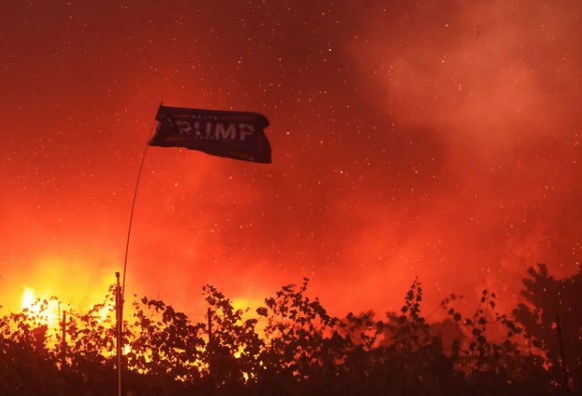 Eine Trump-Fahne vor den lodernden Flammen eines Waldbrandes in Kalifornien: Mit dem Klimawandel haben sich Dürren und Brände in Kalifornien verstärkt.