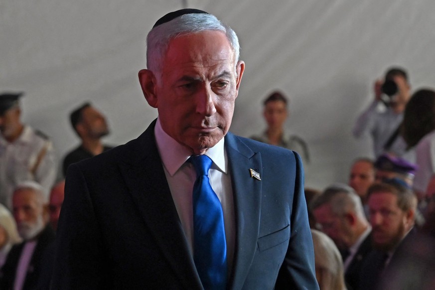 Benjamin Netanyahou assiste ici à la cérémonie officielle de commémoration du troisième anniversaire de l'attaque du 7 octobre, au cimetière militaire du Mont Herzl à Jérusalem, le 5 octobre 2026 ...
